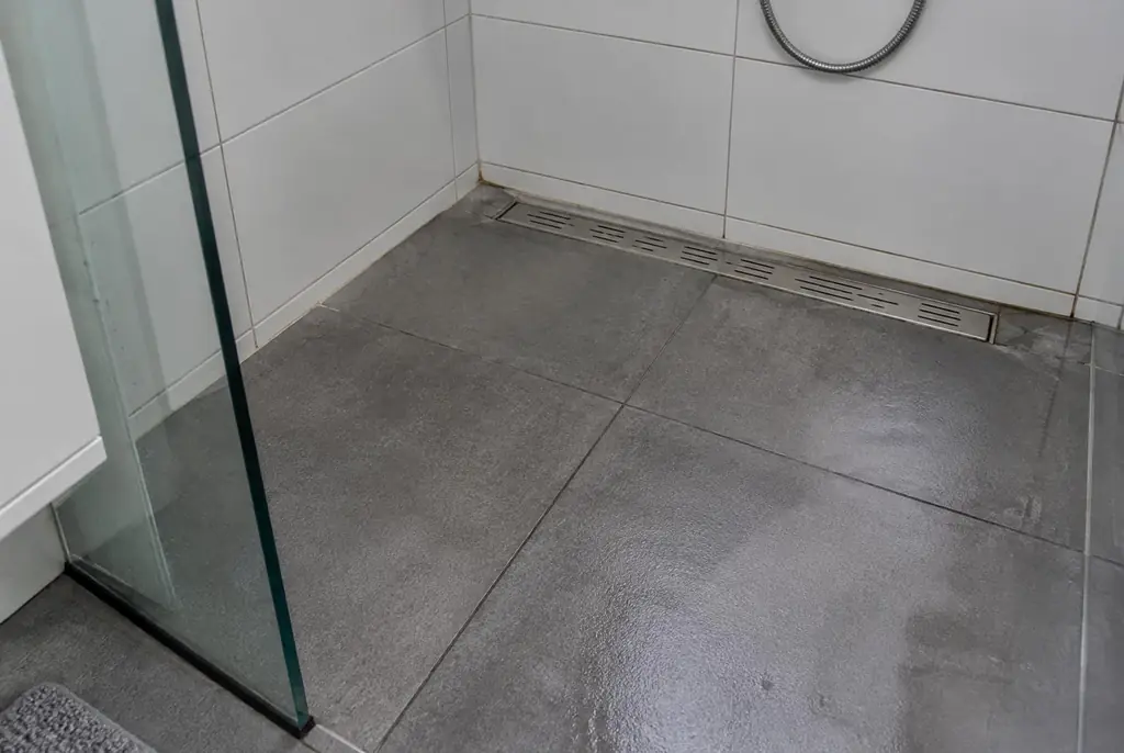 Lekdetectie Zeewolde – lekkende inloopdouche met natte voegen