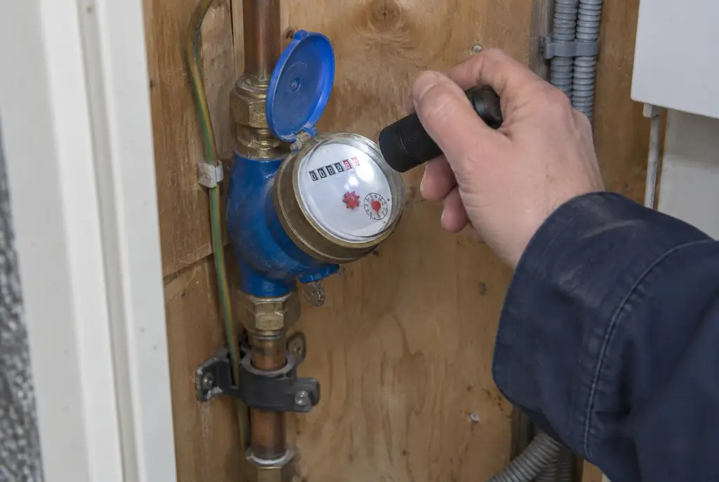 Lekdetectie Zeewolde – watermeter in de meterkast controleren met een zaklamp